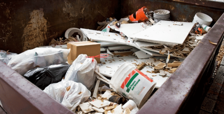 Benne de chantier en milieu urbain