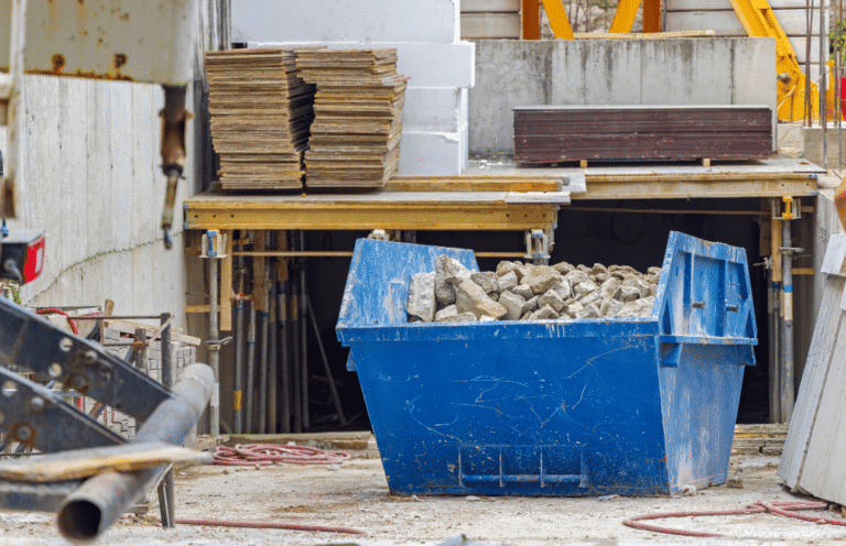 Benne pleine de béton concassé et briques