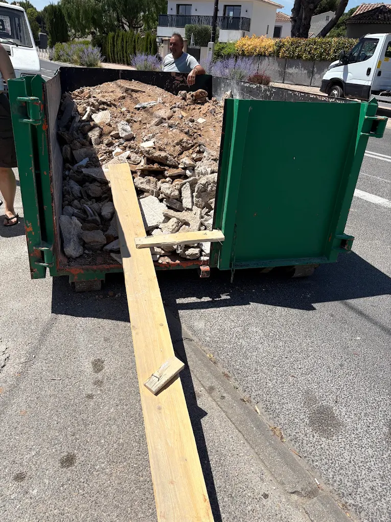 Benne à gravats posée sur un chantier