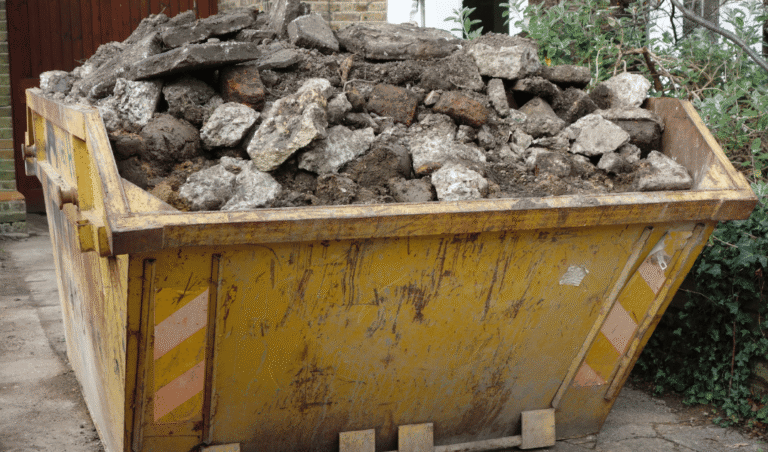 Gravats de démolition chargés dans une benne